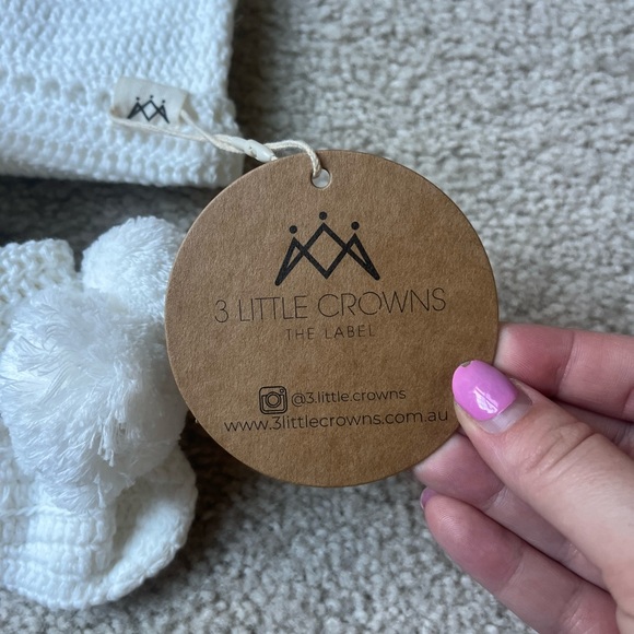 3 LITTLE CROWNS MY FIRST BEANIE + BOOTIES SET - IVORY - Picture 3 of 3